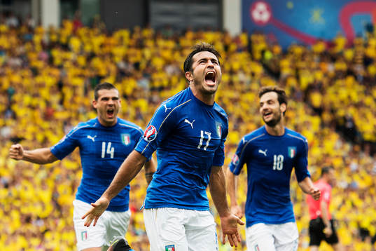 Italiens Stefano Sturaro, Eder och Marco Parolo jublar