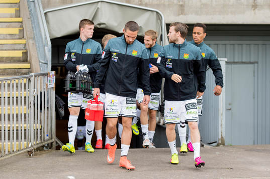 GAIS på väg in på planen före fotbollsmatchen i