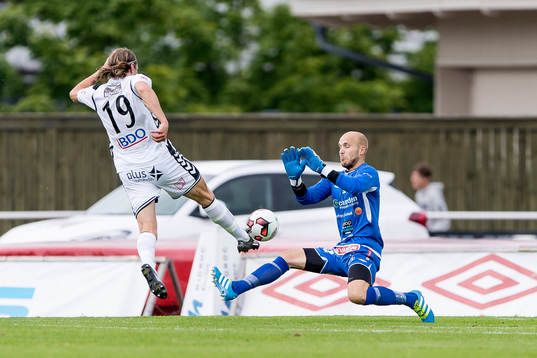 Varbergs målvakt Peter Dahlberg räddar skott från GAIS