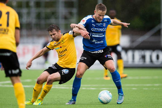 Frejs Adam Gradén i kamp om bollen med Halmstads Alexander