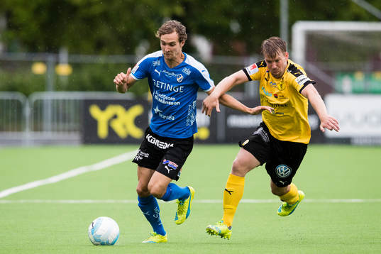 Halmstads Alexander Henningsson i kamp om bollen med Frejs
