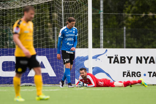 Halmstads Alexander Berntsson och målvakt Stojan Lukic