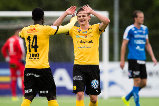 Frejs Abu Bakarr Suma och Lukas Sunesson jublar