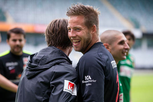 Dalkurds målvakt Frank Pettersson jublar ihop med Dusan