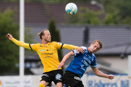 Frejs Pontus Åsbrink i en nickduell med Halmstads Andreas