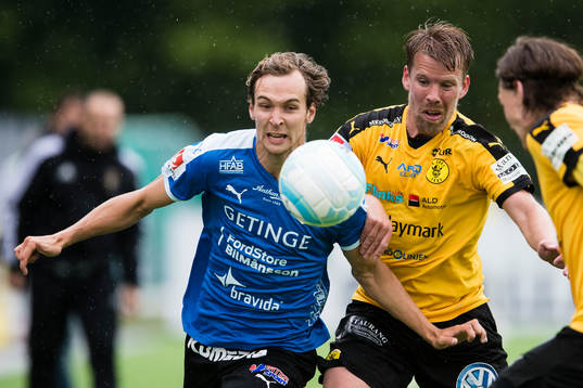 Halmstads Alexander Henningsson i kamp om bollen med Frejs