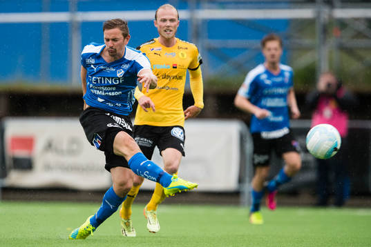 Halmstads Fredrik Olsson med ett skott