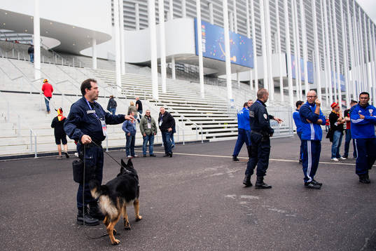 Poliser utanför Stadium Bordeaux i fotbollsmatchen mellan