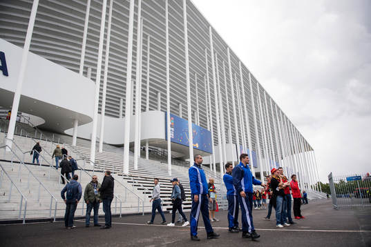 Poliser utanför Stadium Bordeaux i fotbollsmatchen mellan