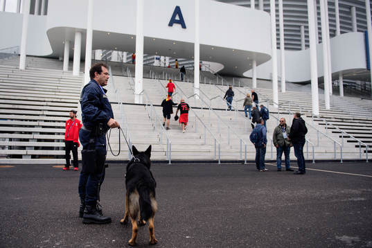 Poliser utanför Stadium Bordeaux i fotbollsmatchen mellan