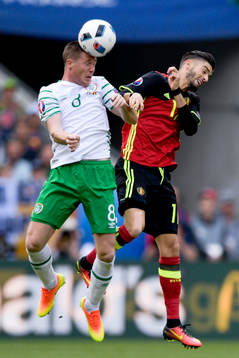 Irlands James McCarthy och Belgiens Yannick Carrasco