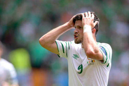 Irlands Shane Long reagerar