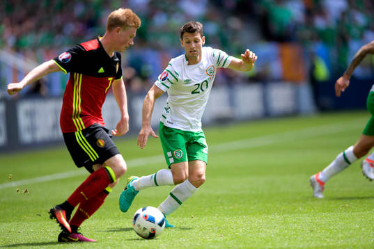 Belgiens Kevin de Bruyne och Irlands Wes Hoolahan
