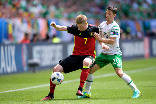 Belgiens Kevin de Bruyne och Irlands Wes Hoolahan