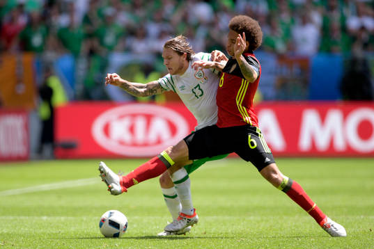 Irlands Jeff Hendrick och Belgiens Axel Witsel
