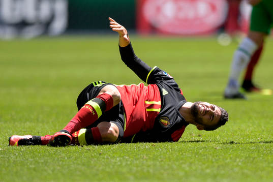 Belgiens Yannick Carrasco har ont