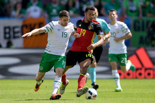Irlands Robbie Brady och Belgiens Mousa Dembele