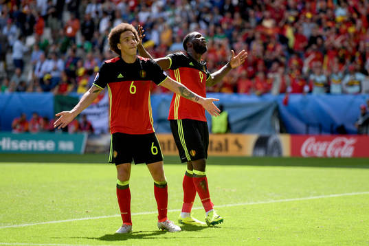 Belgiens Axel Witsel och Romelu Lukaku jublar