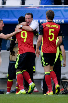Belgiens Romelu Lukaku jublar med förbundskapten Marc