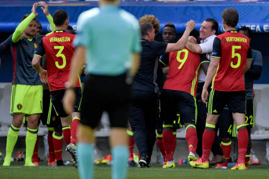 Belgiens Romelu Lukaku jublar med förbundskapten Marc