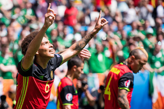 Belgiens Axel Witsel gör 2-0 och jublar i fotbollsmatchen