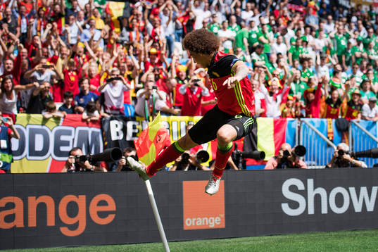 Belgiens Axel Witsel gör 2-0 och jublar i fotbollsmatchen