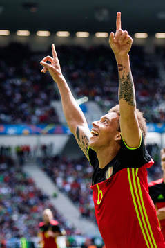 Belgiens Axel Witsel gör 2-0 och jublar i fotbollsmatchen