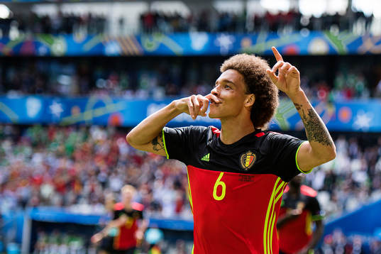 Belgiens Axel Witsel gör 2-0 och jublar i fotbollsmatchen