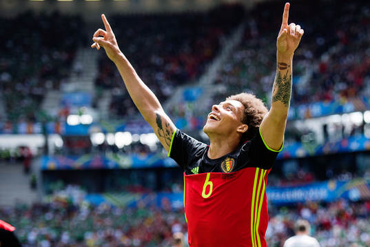 Belgiens Axel Witsel gör 2-0 och jublar i fotbollsmatchen