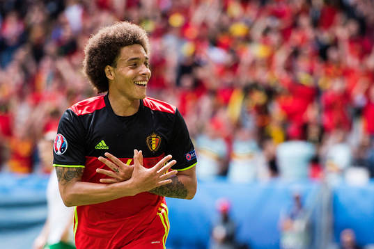 Belgiens Axel Witsel gör 2-0 och jublar i fotbollsmatchen