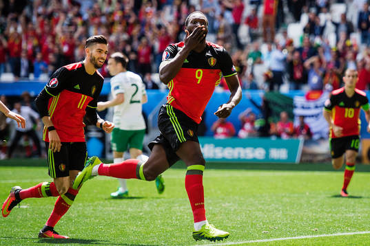 Belgiens Romelu Lukaku (m) gör 1-0 och jublar med  Yannick
