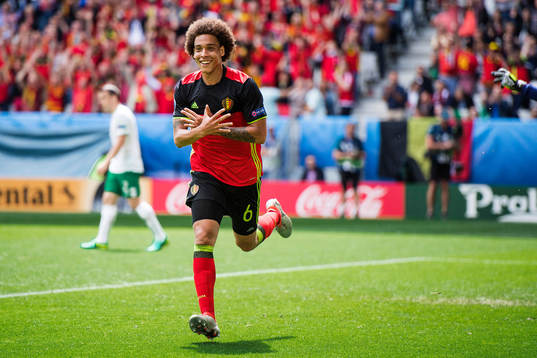 Belgiens Axel Witsel gör 2-0 och jublar i fotbollsmatchen