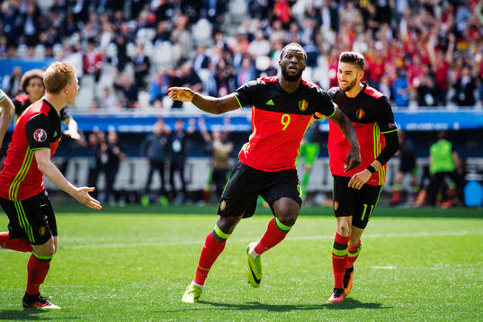 Belgiens Romelu Lukaku (m) gör 1-0 och jublar med Kevin de
