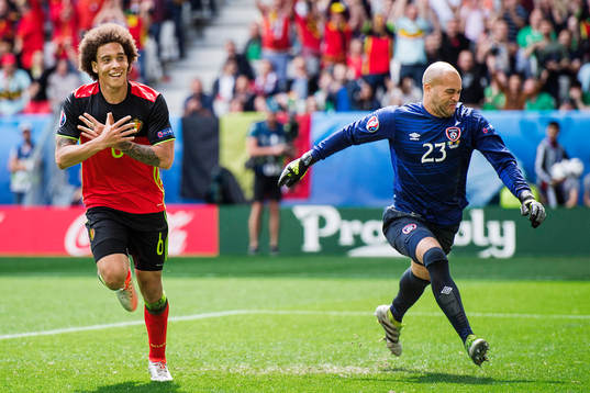 Belgiens Axel Witsel gör 2-0 och jublar medan Irlands