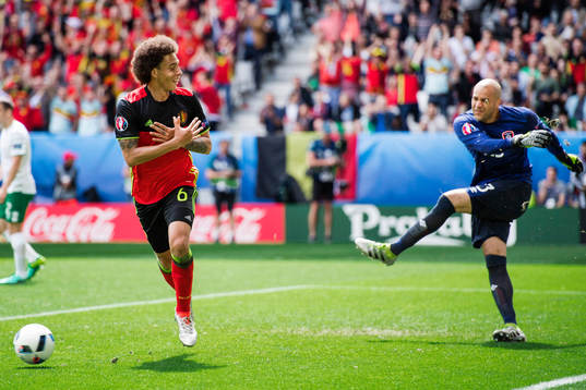 Belgiens Axel Witsel gör 2-0 och jublar medan Irlands