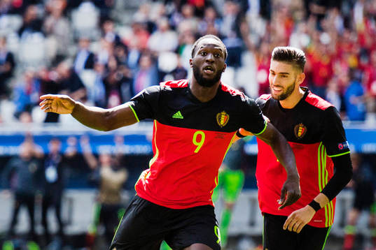 Belgiens Romelu Lukaku (m) gör 1-0 och jublar med Yannick