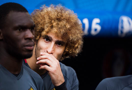 Belgiens Marouane Fellaini på bänken i fotbollsmatchen