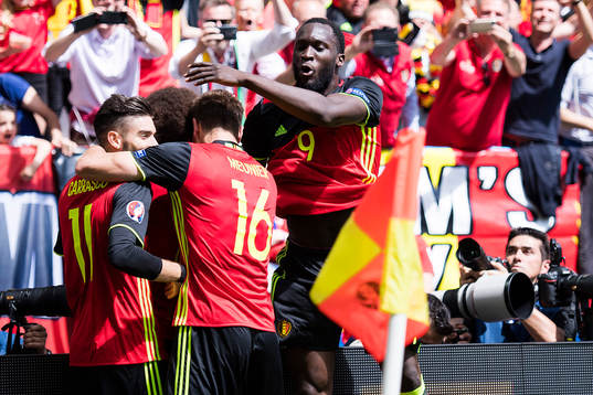 Belgiens Thomas Meunier och Romelu Lukaku jublar