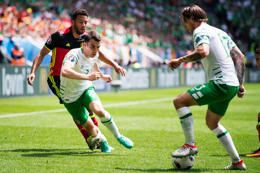 Belgiens Eden Hazard i en duell mot Irlands Seamus Coleman