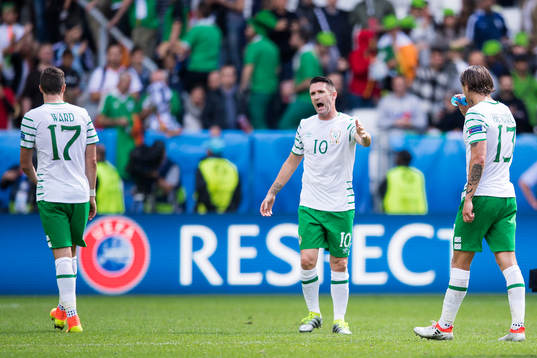 Irlands Robbie Keane reagerar i fotbollsmatchen mellan