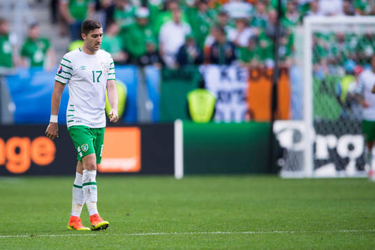 Irlands Stephen Ward deppar i fotbollsmatchen mellan