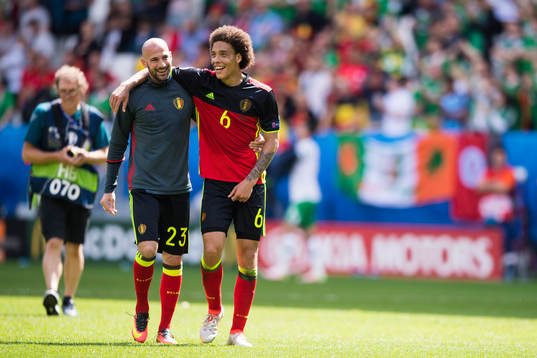Belgiens Laurent Ciman och Axel Witsel jublar