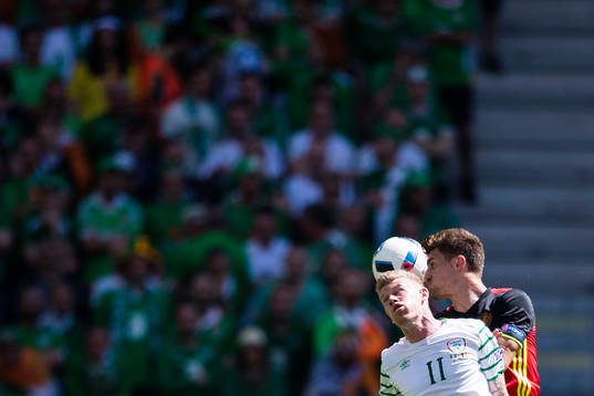 Irlands James McClean  i en duell mot Belgiens Thomas