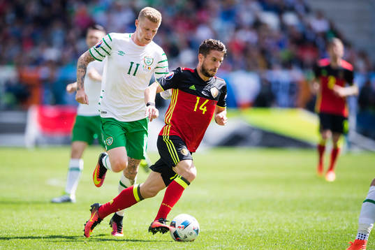 Irlands James McClean och Belgiens Dries Mertens i