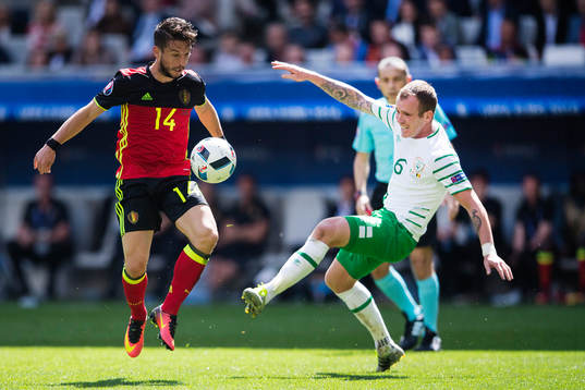 Belgiens Dries Mertens och Irlands Richard Keogh i