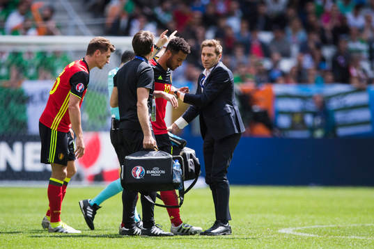 Belgiens Mousa Dembele går ut skadad i fotbollsmatchen