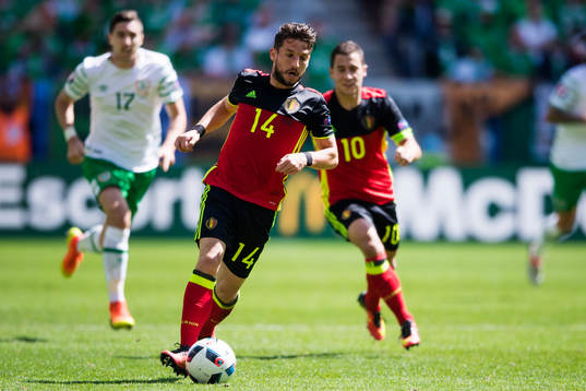 Belgiens Dries Mertens och Eden Hazard i fotbollsmatchen