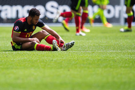 Belgiens Mousa Dembele går ut skadad i fotbollsmatchen