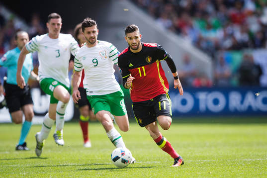 Irlands Shane Long och Belgiens Yannick Carrasco i