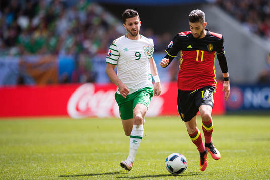 Irlands Shane Long och Belgiens Yannick Carrasco i